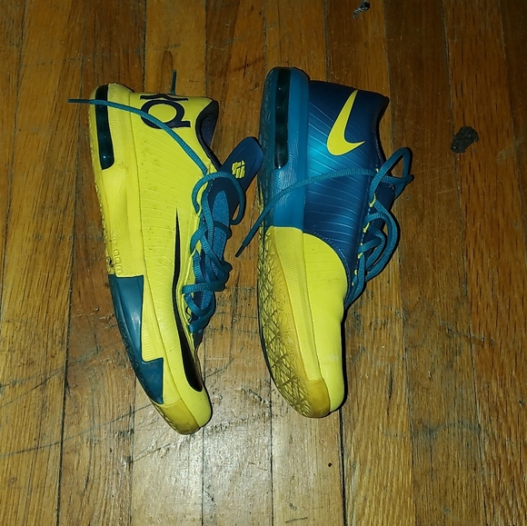 Sneakers - Picture 2 of 3